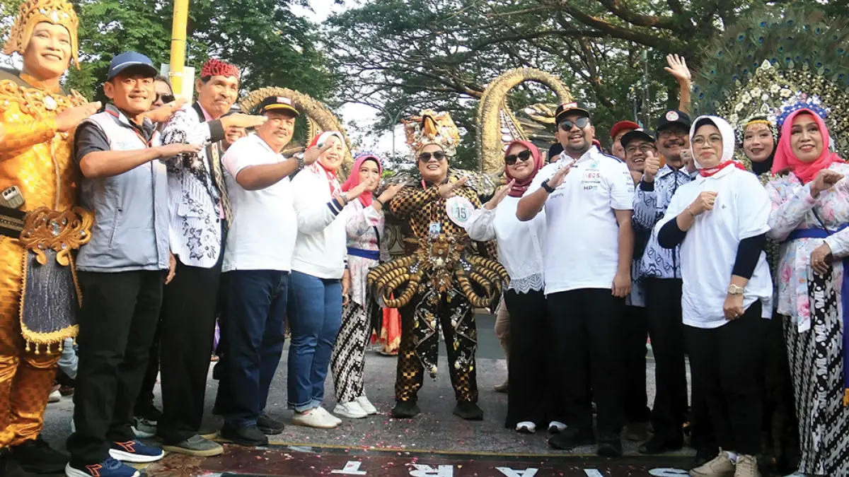 MERIAHKAN PAWAI BUDAYA: Ketua PGRI Kabupaten Nganjuk Toto Nuswantoro foto bersama Bupati Marhaen Djumadi dan Wabup Trihandy Cahyo Saputro. (karen wibi/jprk)