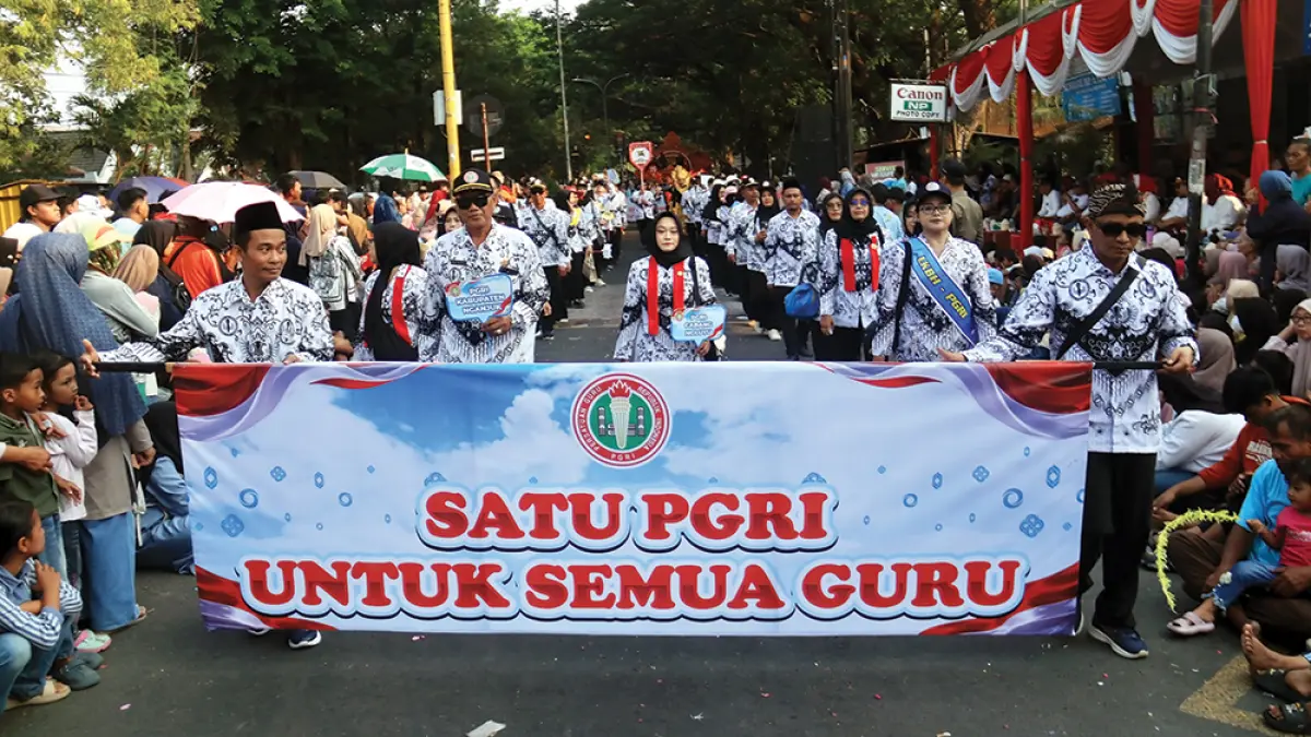 PGRI mengusung tema Kejayaan Kerajaan Majapahit saat karnaval. (karen wibi/jprk)
