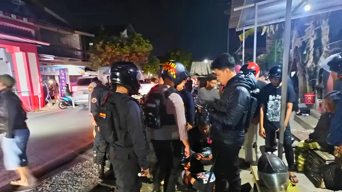 Polisi menangkap pelaku pembacokan di tkp. (Foto : Dokumentasi polres Kediri Kota)