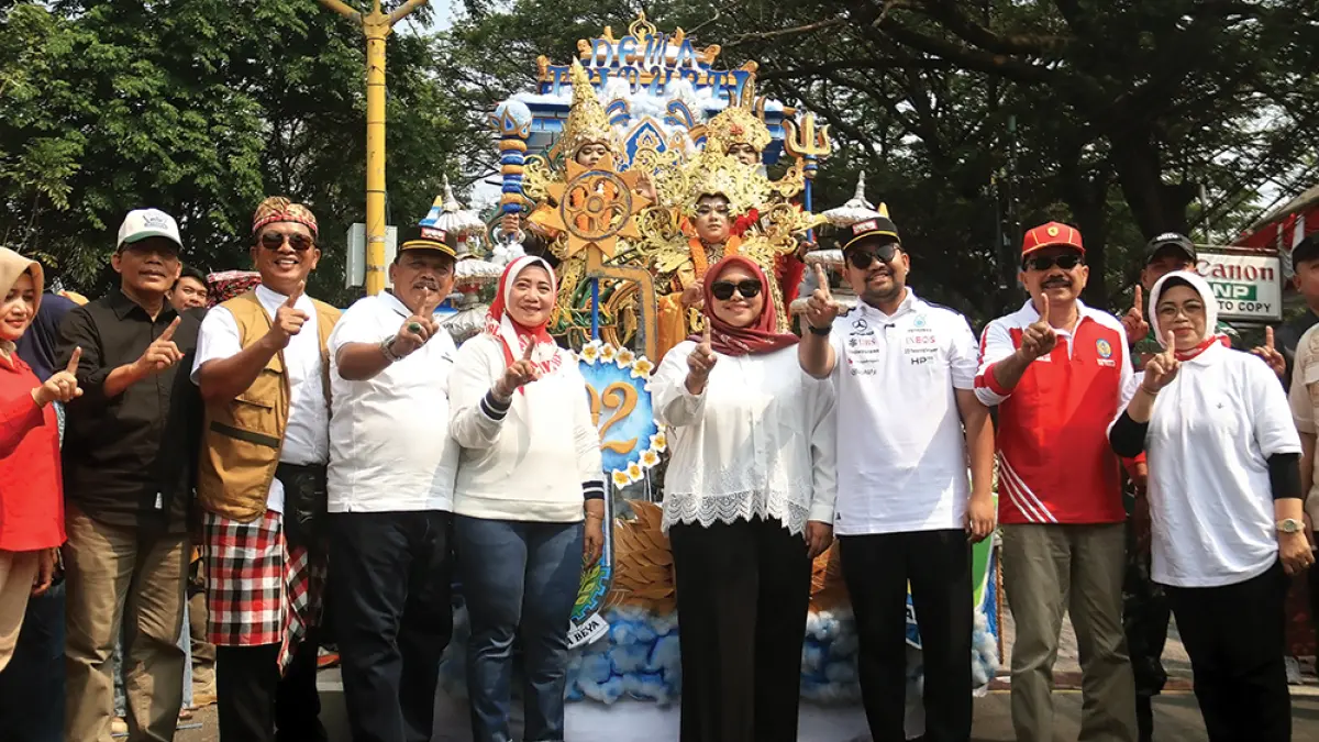 SMASA MENYALA: Kepala SMAN 1 Nganjuk Sugiyono (tiga dari kiri) foto bersama Bupati Marhaen Djumadi dan Wabup Trihandy Cahyo Saputro di start pawai budaya. (karen wibi/jprk)