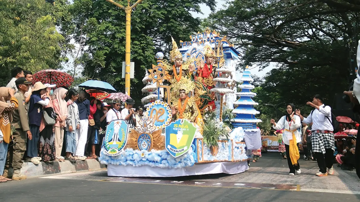 TOTALITAS: Penampilan SMA Negeri 1 Nganjuk memukau ribuan penonton di Jalan A. Yani. (karen wibi/jprk)