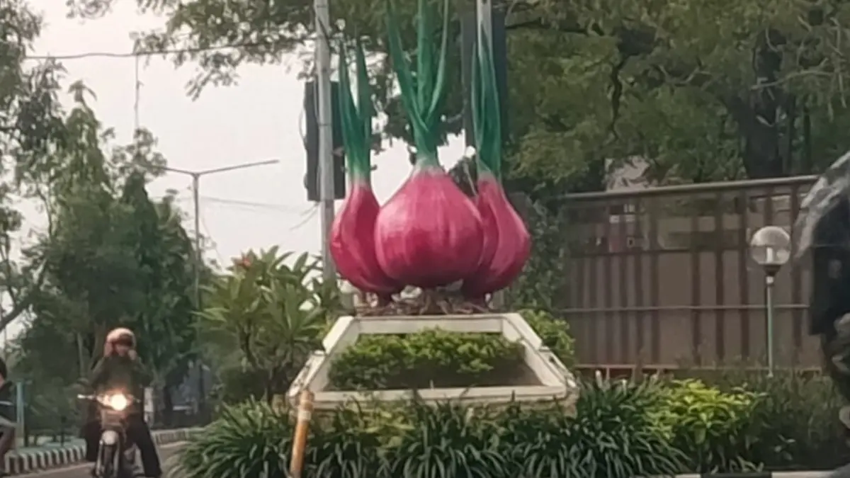 Tugu bawang raksasa di Kabupaten Nganjuk viral setelah pidato Presiden Prabowo yang menyebut upah buruh kupas bawang mencapai Rp 700 ribu per kilogram. 