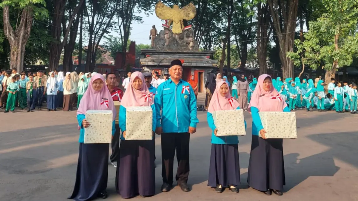 Kepala MTs Aisyiyah 1 Nganjuk Aris Nasuti memberikan anugerah Juang Pendidikan di momentum Hari Kemerdekaan RI ke-81. 