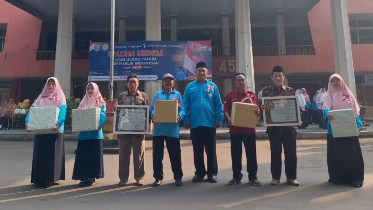 Kepala MTs Aisyiyah Nganjuk Aris Nasution SE, MPd memberikan Anugerah Juang Pendidikan di Hari Kemerdekaan RI ke-81 