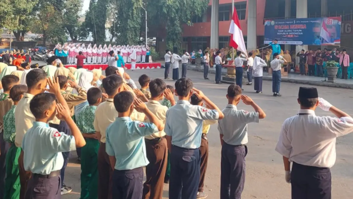Peserta upacara HUT RI ke-81 di Gedung Juang Nganjuk hormat bendera.