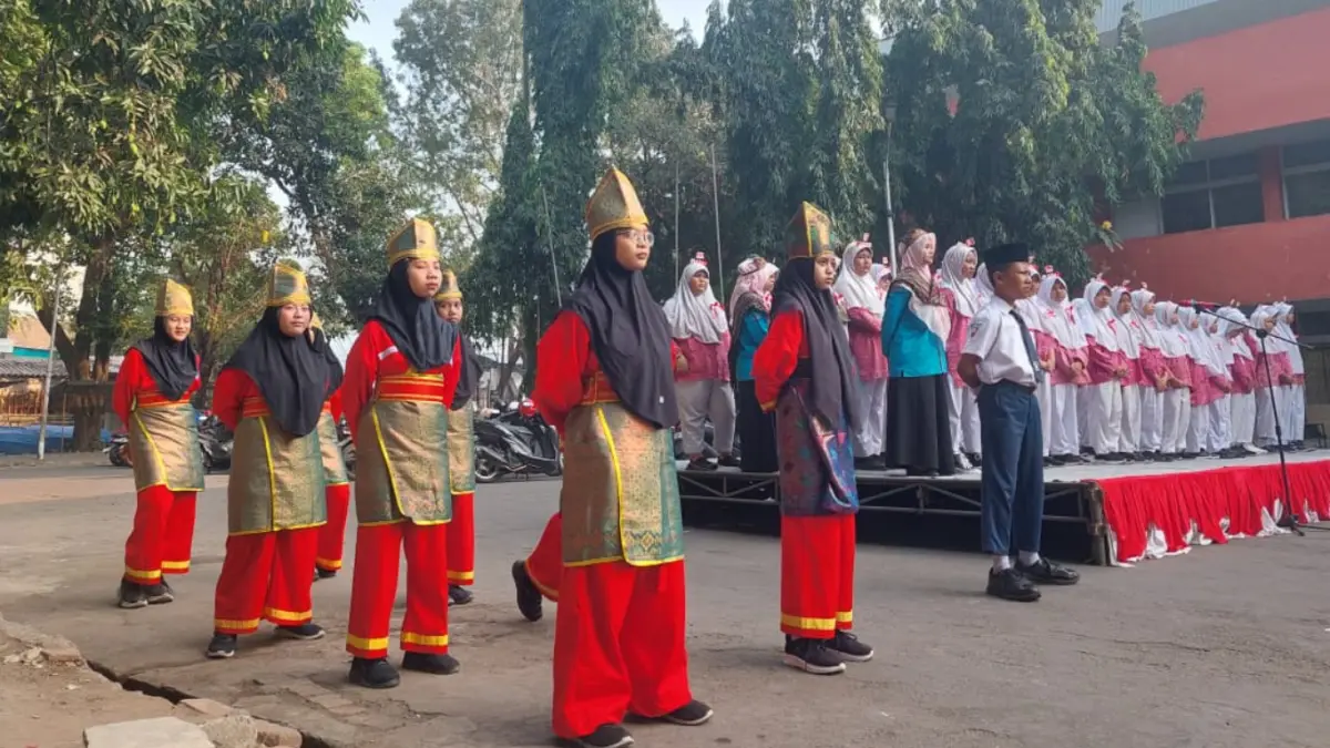 Peserta upacara HUT RI ke-81 mengenakan seragam khas pencak silat Tapak Suci. 