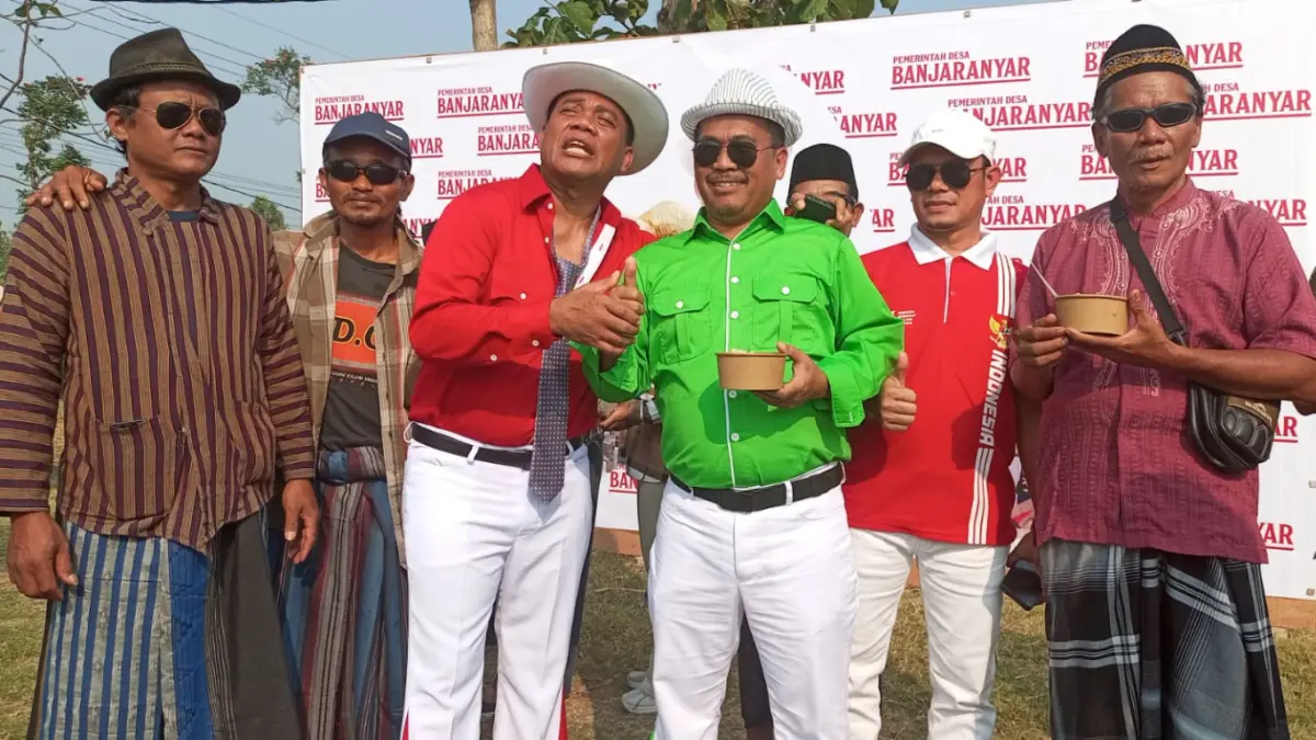 Usai upacara HUT RI Kemerdekaan RI ke-81, Kepala Desa Banjaranyar Samsul Anam (baju merah berdasi) foto bersama Anggota Komisi I DPRD Nganjuk M Nasikul Koiri Abadi (baju hijau) dan warga desa.  