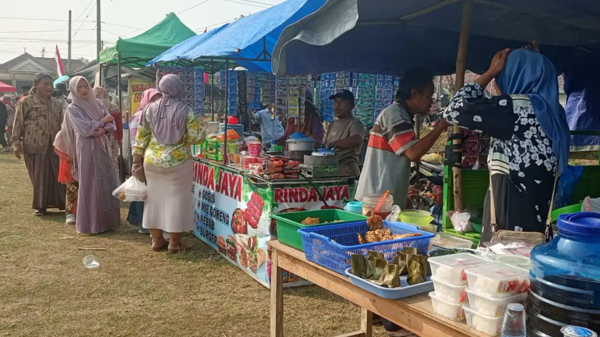 Warga antusias berbelanja di lapak UMKM yang disiapkan panitia upacara HUT RI ke-81 di Lapangan Desa Banjaranyar, Kecamatan Tanjunganom, Kabupaten Nganjuk.