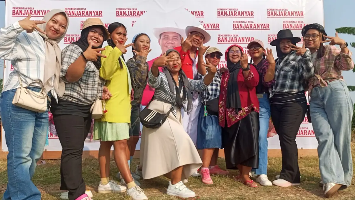 Warga antusias mengenakan pakaian jadul lalu foto bersama dengan Kepala Desa Banjaranyar, Kecamatan Tanjunganom, Kabupaten Nganjuk usai upacara HUT RI ke-81. 