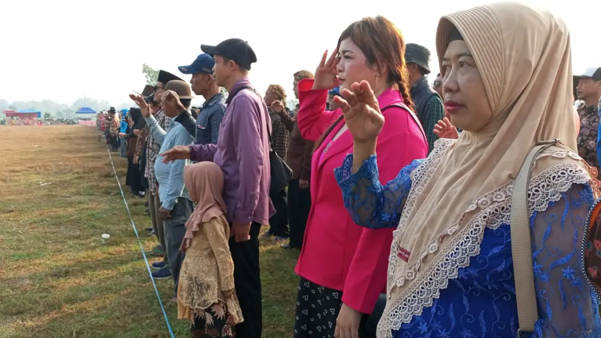 Warga Desa Banjaranyar, Kecamatan Tanjunganom, Kabupaten Nganjuk mengikuti upacara bendera.