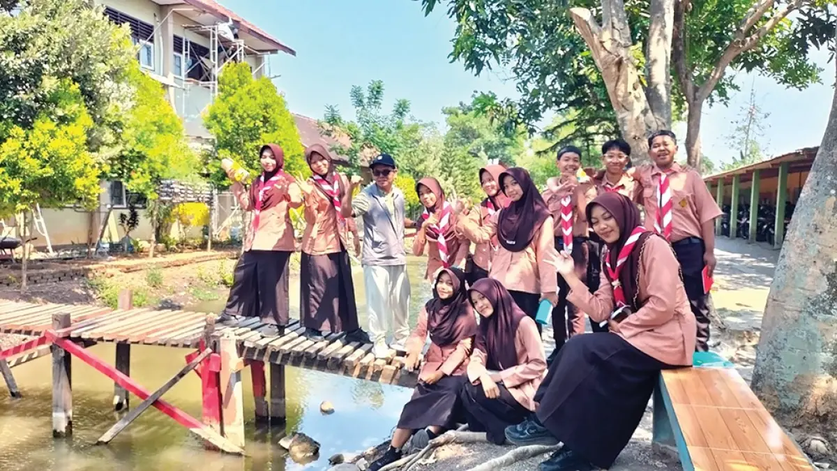 DEKAT DENGAN SISWA: Kepala SMAN 3 Nganjuk Pujianto bersama siswanya. (novanda nirwana/jprk)
