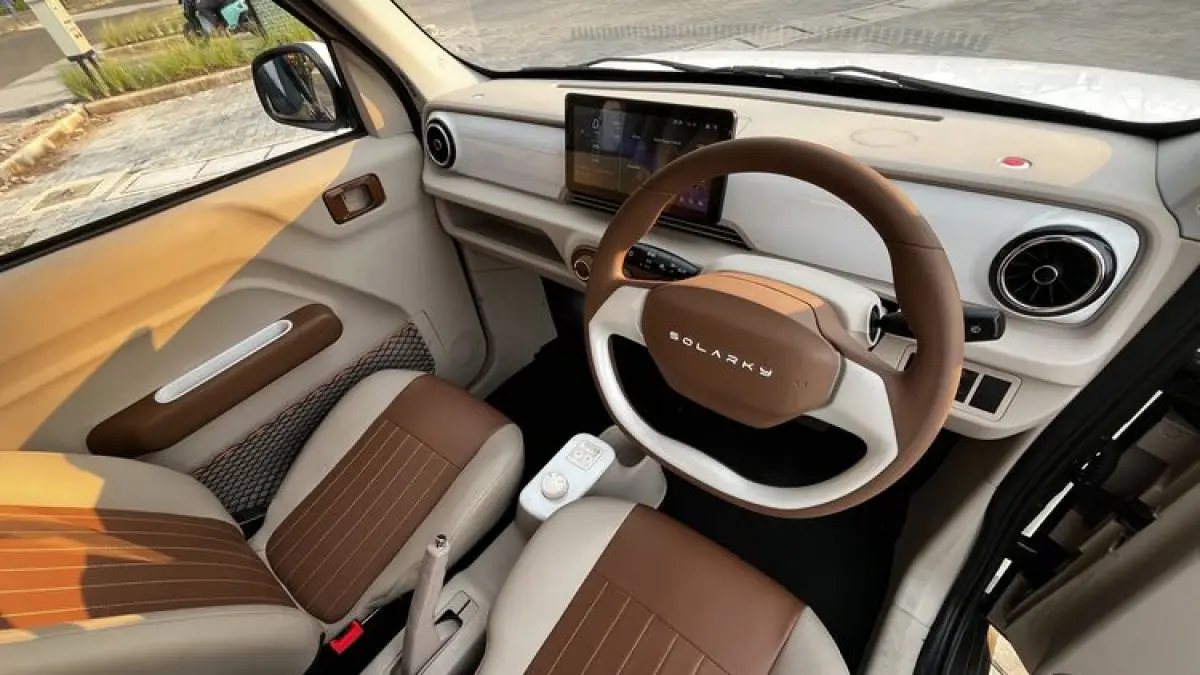 Interior yang lega pada mobil listrik solarky sun v, padahal mobilnya mungil