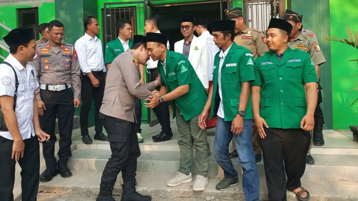 Kapolres Nganjuk AKBP Suria Miftah Irawan bersalaman dengan Ketua PC GP Ansor Nganjuk Hamid Muzakki.