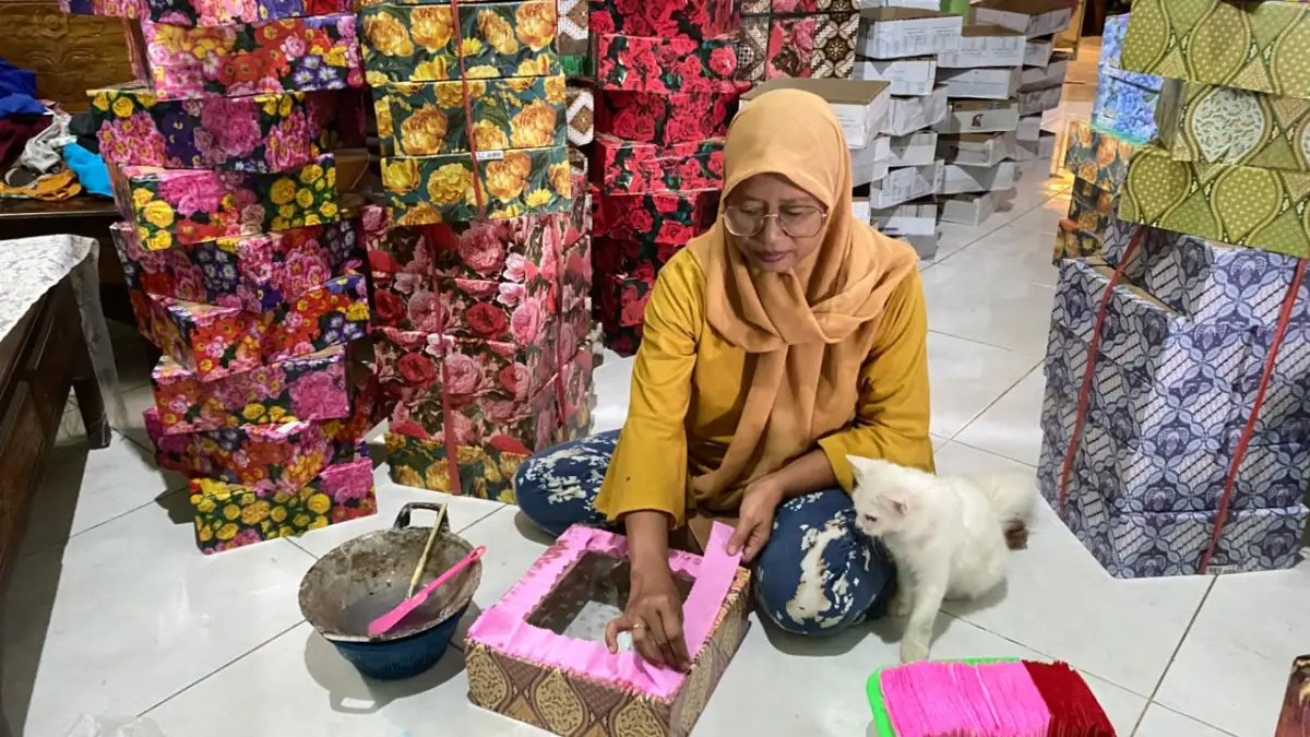 KREATIF: Sri Lestari membuat kotak hantaran dari kardus bekas dan kertas klobot di sela waktu luangnya sebagai ibu rumah tangga.