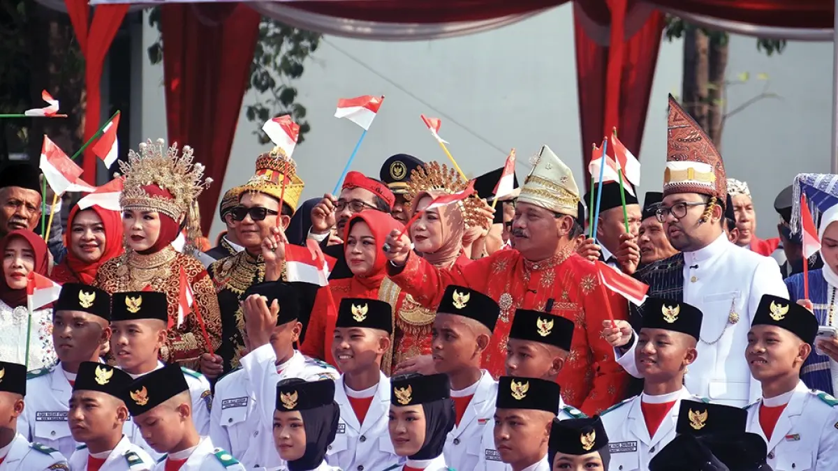 MERDEKA: Bupati Marhaen Djumadi foto bersama setelah upacara HUT ke-81 Kemerdekaan Republik Indonesia di GOR Bung Karno Kemarin. Kang Marhaen akan memperbaiki jalan rusak di semua wilayah Nganjuk. (karen wibi/jprk)