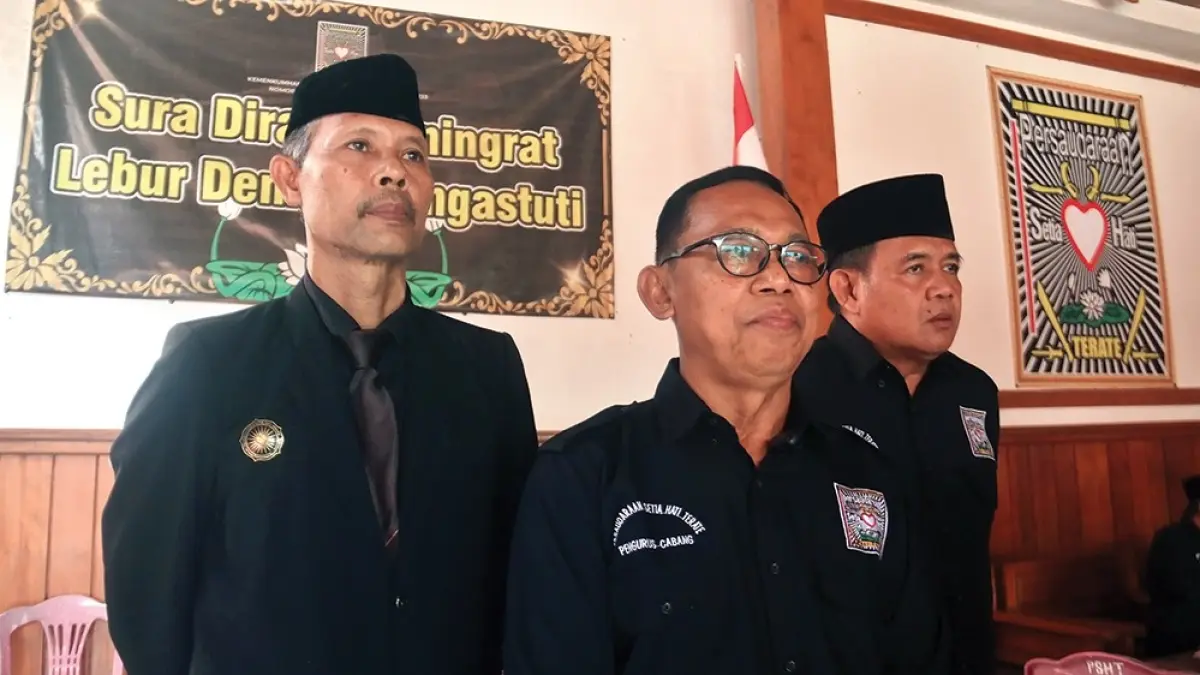 PERINGATI KEMERDEKAAN: Ketua Cabang PSHT Nganjuk Gondo Hariyono bersama pengurus PSHT ikut memperingati HUT Ke-81 Kemerdekaan RI. (karen wibi/jprk)
