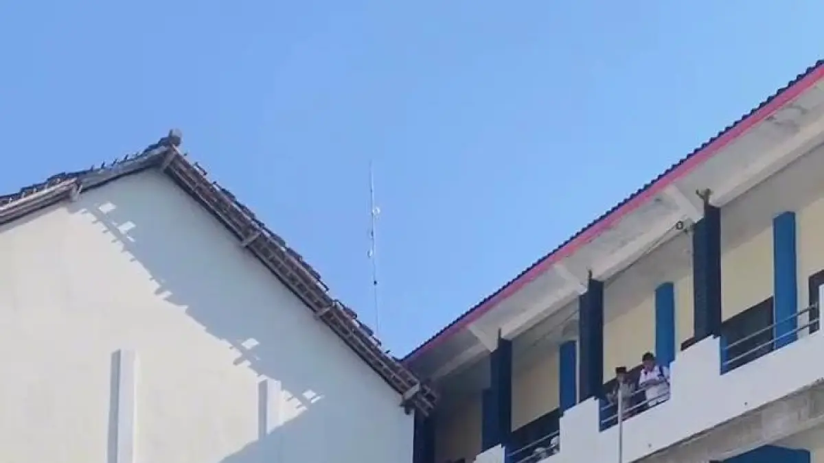 Permainan bola voli membutuhkan teknik, strategi, konsentrasi, dan kerja sama tim untuk meraih kemenangan di lapangan.