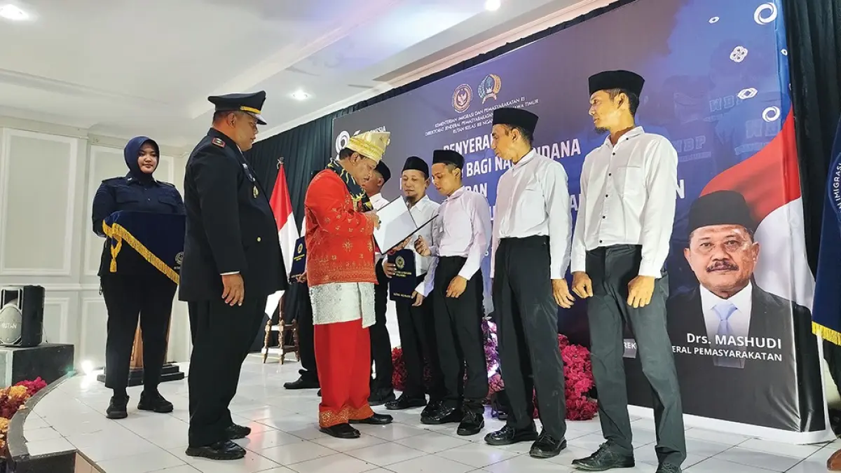 REMISI: Bupati Marhaen Djumadi menyerahkan SK Remisi untuk warga binaan Rutan kelas IIB Nganjuk. (novanda nirwana/jprk)