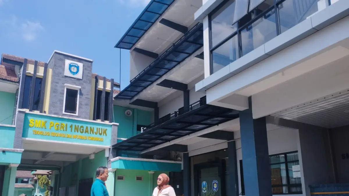 Kepala SMK PGRI 1 Nganjuk Drs Lukman M.Pd berbincang dengan Waka Kesiswaan Skarisa Indrawati di area gedung baru yang telah selesai pembangunannya.