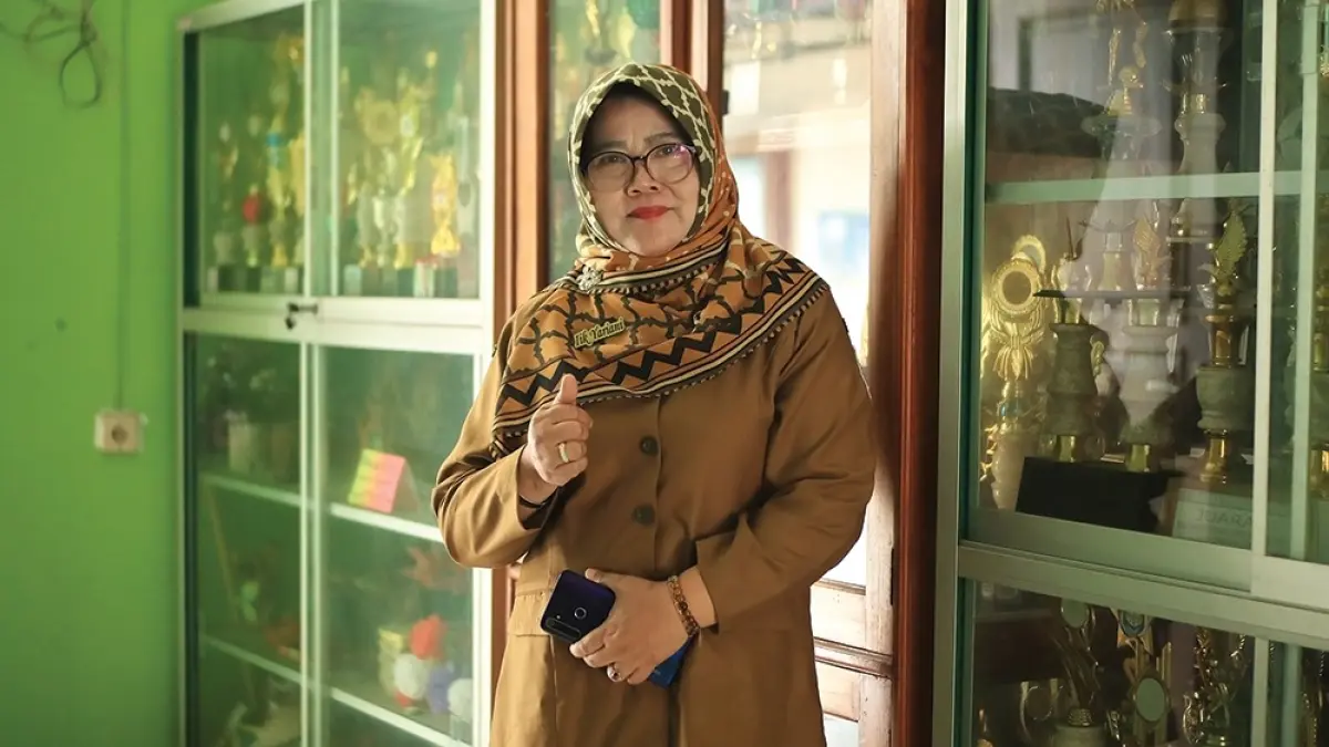 OPTIMIS: Kepala SMPN 1 Berbek lik Yariani bertekad meraih Sekolah Adiwiyata Nasional. (karen wibi/jprk) 
