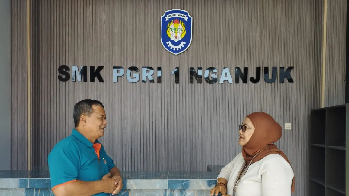 AKOMODATIF: Kepala SMK PGRI 1 Nganjuk Drs Lukman M.Pd berbincang dengan Waka Kesiswaan Skarisa Indrawati di gedung baru sekolahnya.