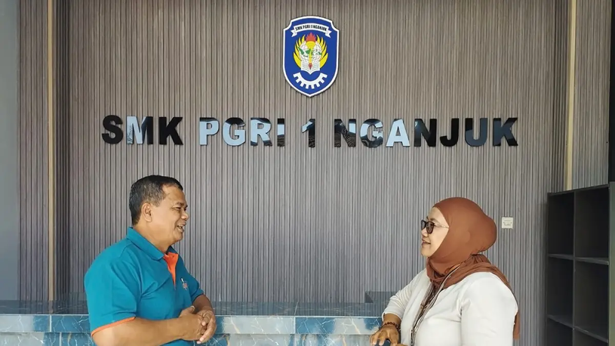 BEKALI SISWA: Kepala SMK PGRI 1 Nganjuk Lukman berbincang dengan Waka Kesiswaan Skarisa Indrawati di gedung baru sekolahnya. Hari ini Diklat Jurnalistik Jawa Pos Radar Kediri di SMK PGRI 1 Nganjuk. (Endro Purwito/jprk).