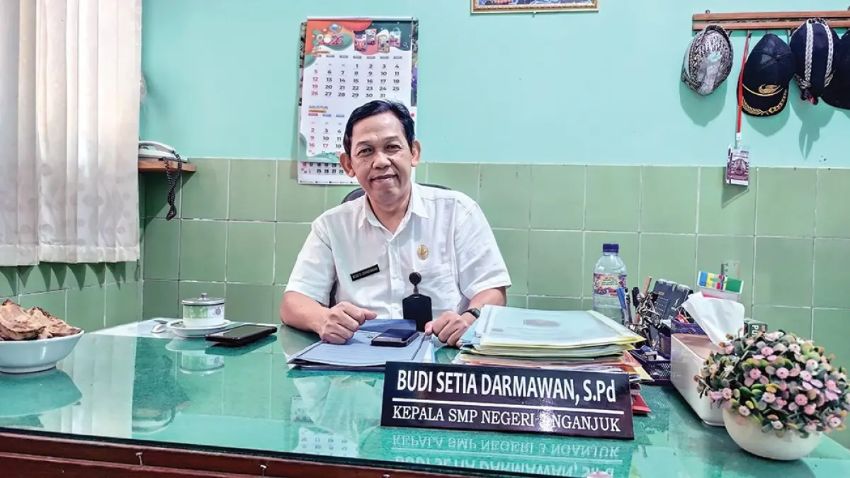 KELILING KELAS: Kepala SMPN 3 Nganjuk Budi Setia Darmawan selalu mengecek kelas. (novanda nirwana/ jprk)