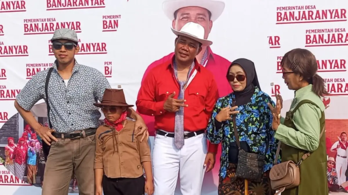 Kepala Desa Banjaranyar Nganjuk Samsul Anam (baju Merah) foto bersama rakyatnya. 