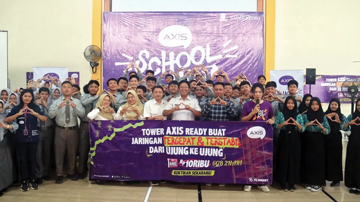 SMASA MENYALA: Kepala SMA Negeri 1 Nganjuk Sugiyono,Manajer Digital dan Online Jawa Pos Radar Kediri Anwar Bahar Basmalah,dan perwakilan AXIS foto bersama ratusan siswa di Aula Smasa kemarin. Siswa Smasa antusias (foto kiri). (karen wibi/jprk).