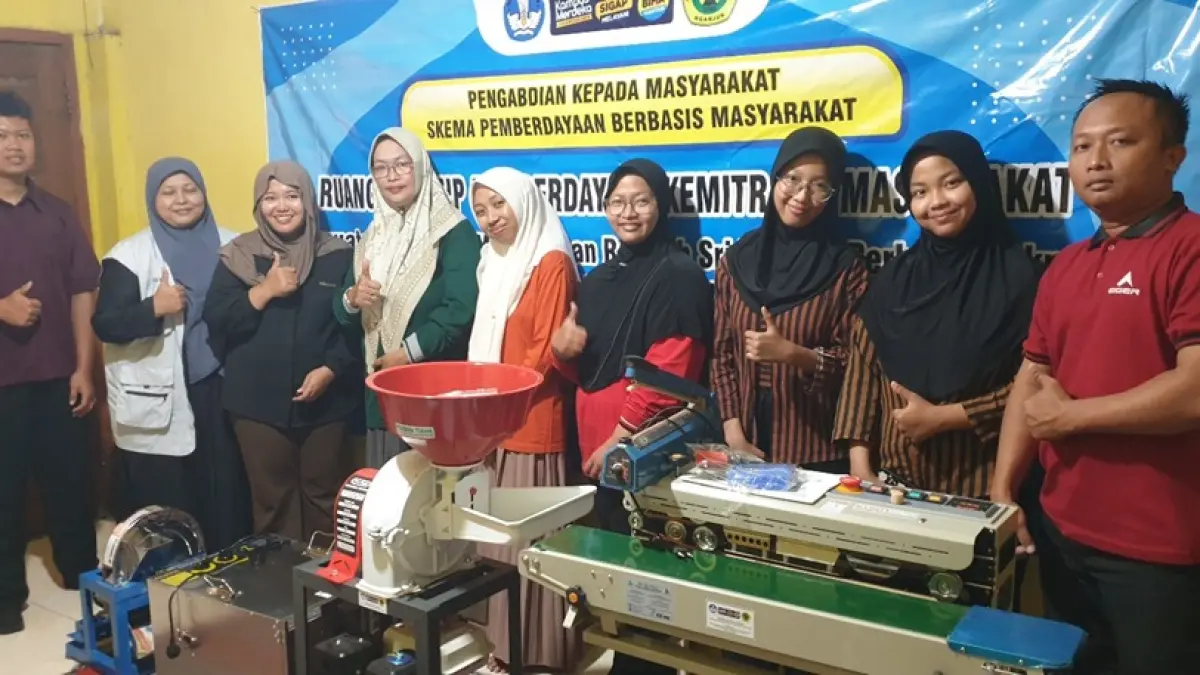 Tim Dosen Universitas PGRI Mpu Sindok menyerahkan Teknologi Tepat Guna untuk UMKM Sri Widodo di Desa Loderesan, Kecamatan Baron.
