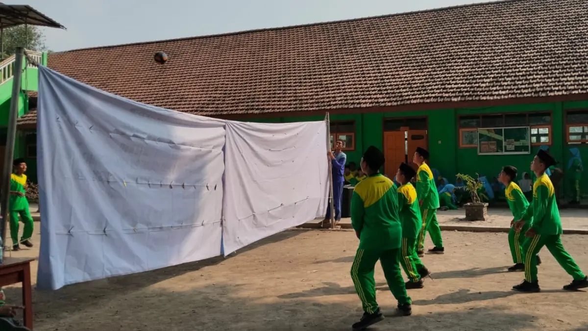 Unik! Net voli ditutup kain putih. Para siswa MTsN 6 Nganjuk tetap semangat bertanding. 