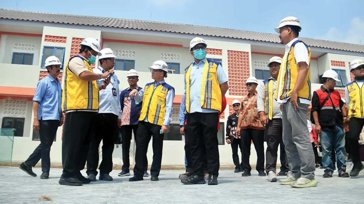 PEMBANGUNAN MOLOR: Bupati Marhaen Djumadi dan Wabup Trihandy Cahyo Saputro mendamingi Auditor BPKP Jawa Timur hasoloan Manalu saat inspeksi mendadak di Sekolah Rakyat Nganjuk kemarin. (karen wibi/jprk)