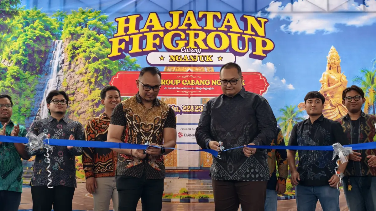 Kepala Wilayah Jawa Timur 3 FIFGROUP, Elfri Vincent Laksana Siringoringo (kanan), bersama Branch Manager FIFGROUP Cabang Nganjuk, Achmad Firdaus (kiri), melakukan pemotongan pita sebagai simbol dibukanya Hajatan Cabang FIFGROUP Nganjuk 2026, Sabtu (22/8). 