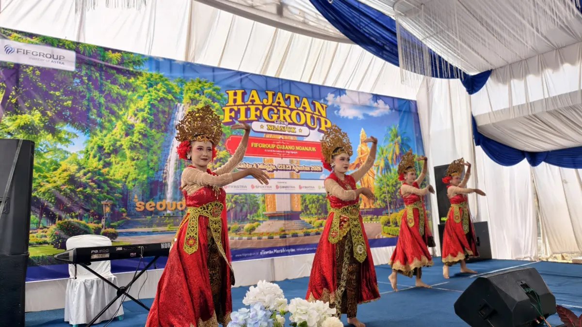 Penampilan Dayang Pandan Wilis memeriahkan pembukaan Hajatan Cabang FIFGROUP Nganjuk 2026 yang digelar di FIFGROUP Cabang Nganjuk.
