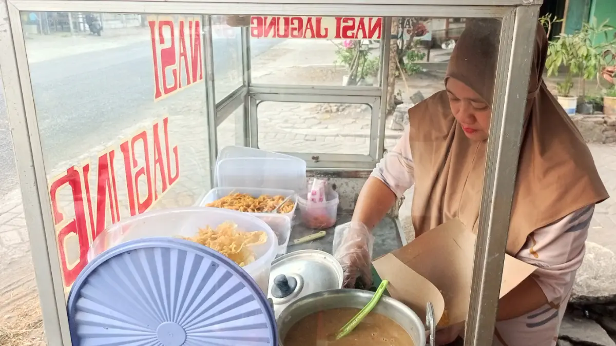 Penjual nasi jagung di Desa Tanjungtani, Kecamatan Prambon, Kabupaten Nganjuk.