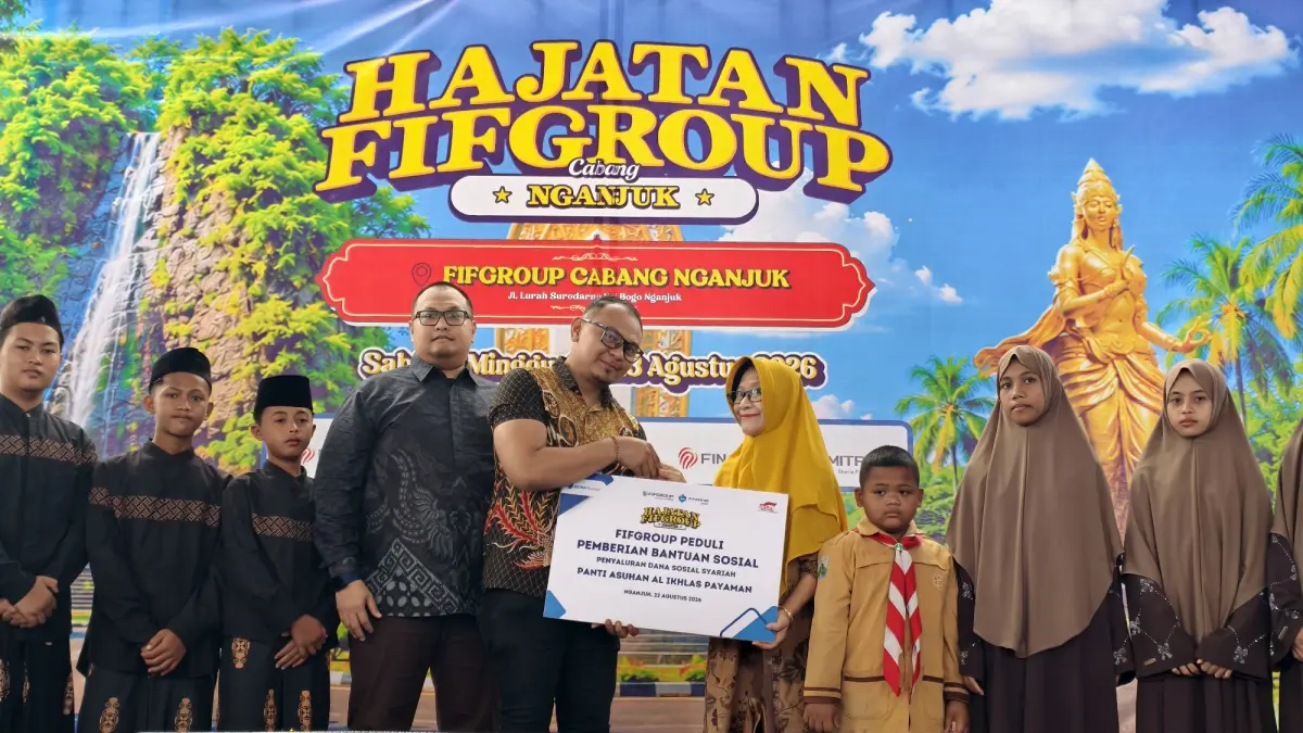 Branch Manager FIFGROUP Cabang Nganjuk, Achmad Firdaus (tengah kiri), secara simbolis menyerahkan bantuan sosial senilai Rp3,7 juta kepada Pengurus Yayasan Panti Asuhan Al-Ikhlas Payaman Nganjuk, Endang Lukitaningsih (tengah kanan), melalui program FIFGROUP Peduli dalam rangkaian Hajatan Cabang FIFGROUP Nganjuk 2026, Sabtu (22/8).