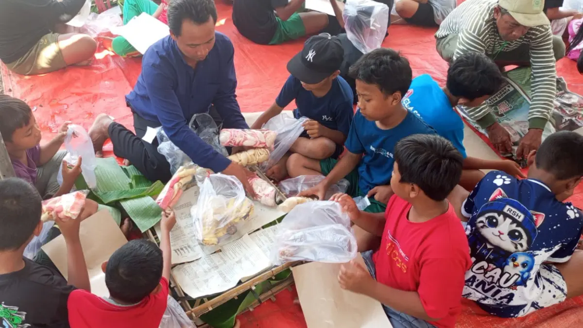 Anak-anak antusias mengikuti bersih dusun di Dusun Sumberwaru yang sederhana tapi syarat makna. 