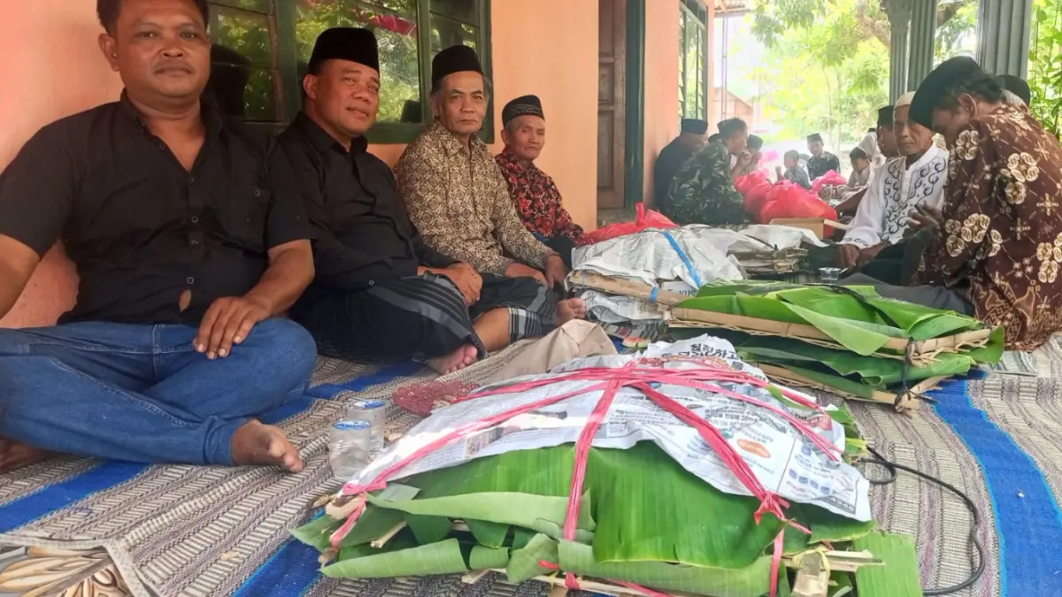 Kepala Desa Banjaranyar Samsul Anam (baju hitam berpeci) memberi support kepada warga yang konsisten menjaga tradisi dari nenek moyang dahulu.