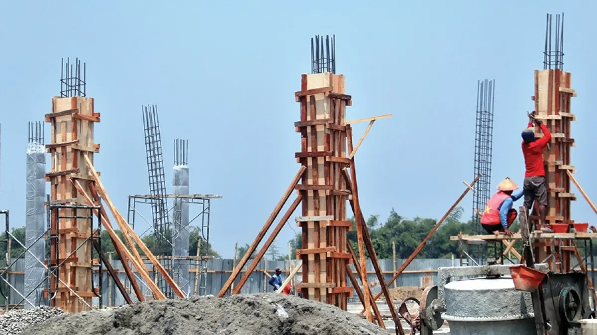 TELAN MILIARAN RUPIAH: Pembangunan Puskesmas Bagor dengan anggaran Rp 5,8 miliar dari APBD Kabupaten Nganjuk tahun 2026 sedang dikebut kemarin. (karen wibi/jprk).