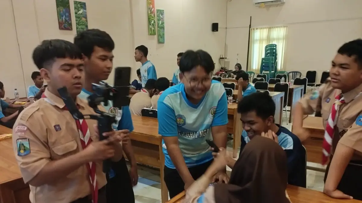 Satu kelompok peserta pelatihan jurnalistik sedang merekam aktivitas rekannya saat praktik membuat konten video di aula SMK PGRI 1 Nganjuk.