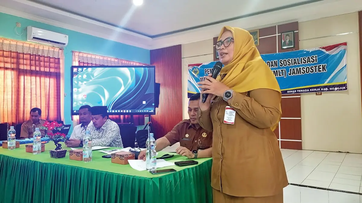 MANFAATKAN DBHCHT: Kepala Disnaker Nganjuk Itsna Shofiani menjelaskan tentang MLT Jamsostek. (rekian/jprk)