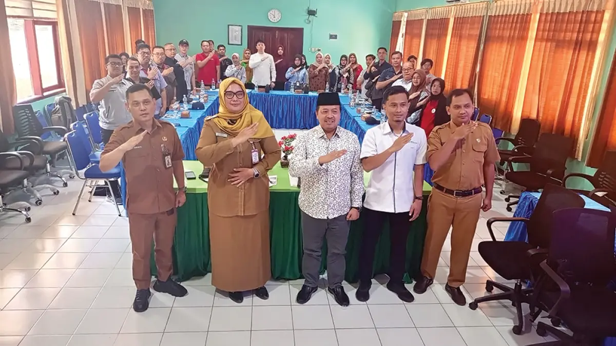 NGANJUK MELESAT: Kepala Dinas Tenaga Kerja (Disnaker) Kabupaten Nganjuk Itsna Shofiani dan Wakil Ketua DPRD Ulum Basthomi foto bersama.