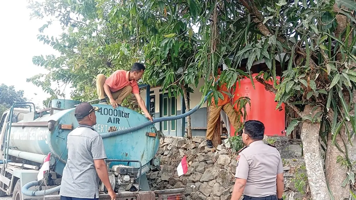 BANTU WARGA: Polres Nganjuk melakukan dropping air bersih di Kecamatan Lengkong pada Rabu(26/8). Warga di sana alami kekeringan. (karen wibi/jprk)