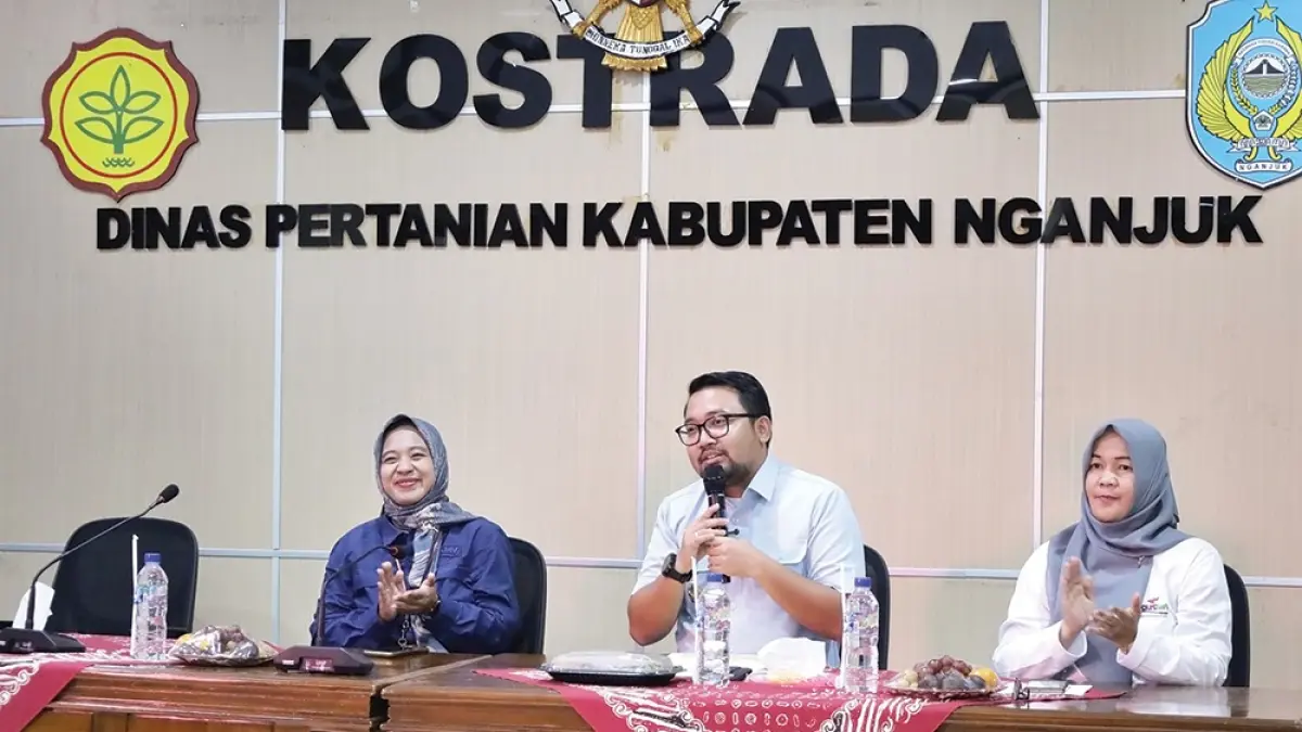 HARAPAN BARU: Wabup Handy memberikan pengarahan terkait pentingnya kolaborasi sebagai persiapan adanya pabrik peternakan di Jatikalen, Nganjuk. (rekian/jprk)