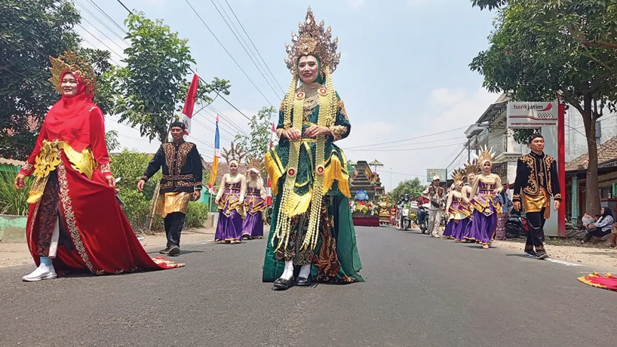 JADI TELADAN: Kepala SMAN 1 Prambon Iin Yuristin jalan kaki ikut karnaval agar siswa semangat. (rekian/JPRK)