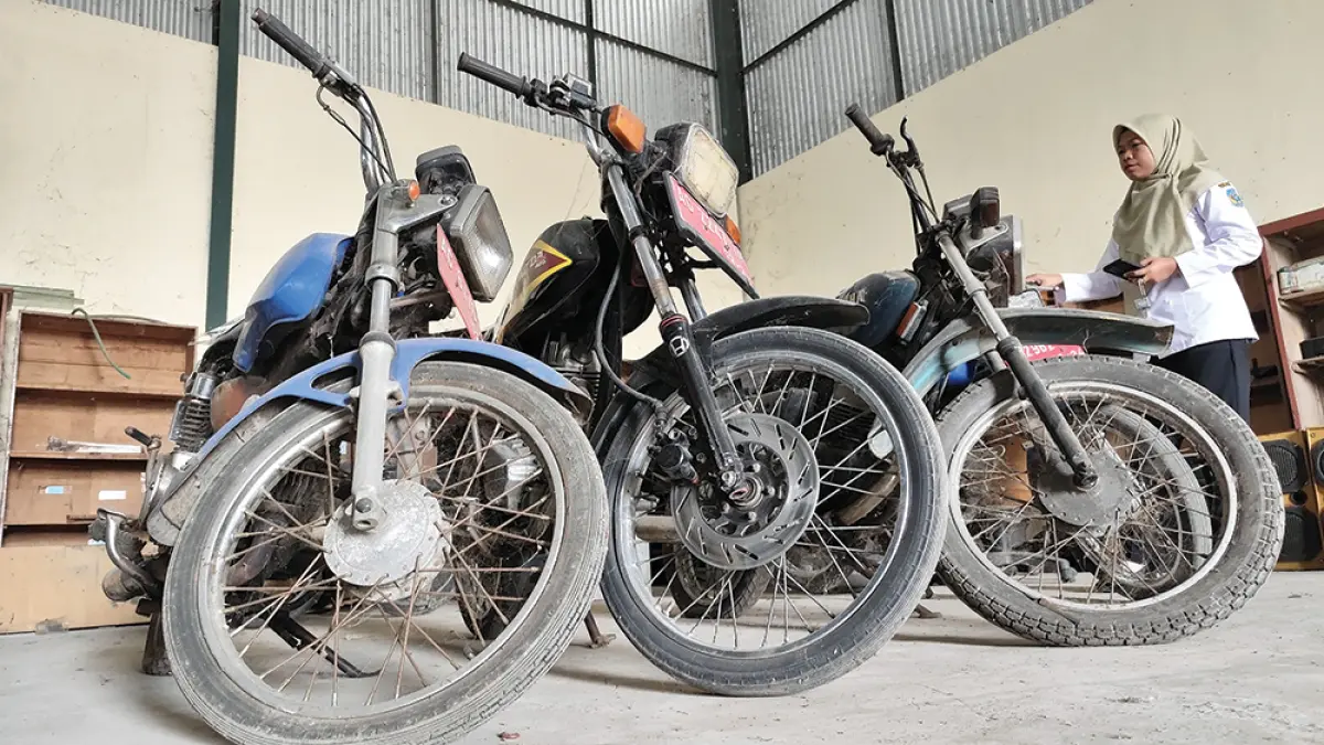 LELANG: Sepeda motor dinas dilelang Badan Pengelola Keuangan dan Aset Daerah (BPKAD) Kabupaten Nganjuk. Calon peserta lelang diizinkan mengecek kendaraan sebelum mengajukan penawaran. (novanda nirwana/jprk)