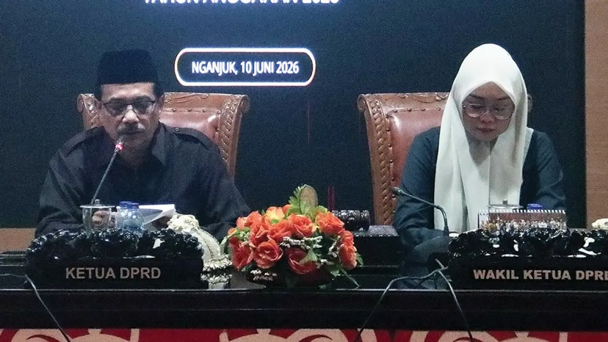 LINDUNGI PEREMPUAN AN ANAK: Ketua DPRD Tatit HeruTjahjono saat memimpin rapat paripurna. (novanda nirwana/jprk)