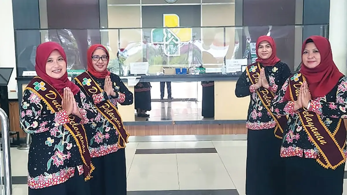 PELAYANAN PRIMA: Duta RSUD Kertosono menyambut pasien. Kesehatan masyarakat jadi prioritas.