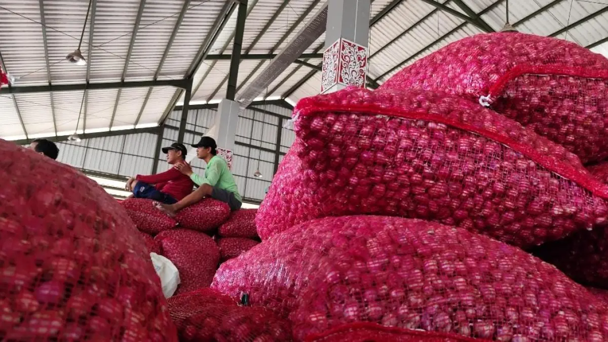 SENTRA BAWANG MERAH: Pedagang Pasar Baru Sukomoro menimbang brambang. Akhir tahun ini pemkab  anggarkan Rp 507 juta untuk pasar. (karen wibi/jprk)