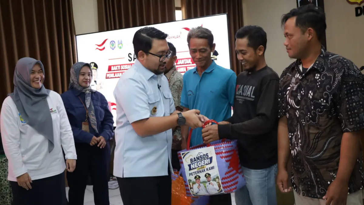 Wabup Trihandy didampingi Kepala Dinas Pertanian Ida Shobihatin menyerahkan bantuan ke perwakilan peternak Nganjuk pada Kamis (27/8). 